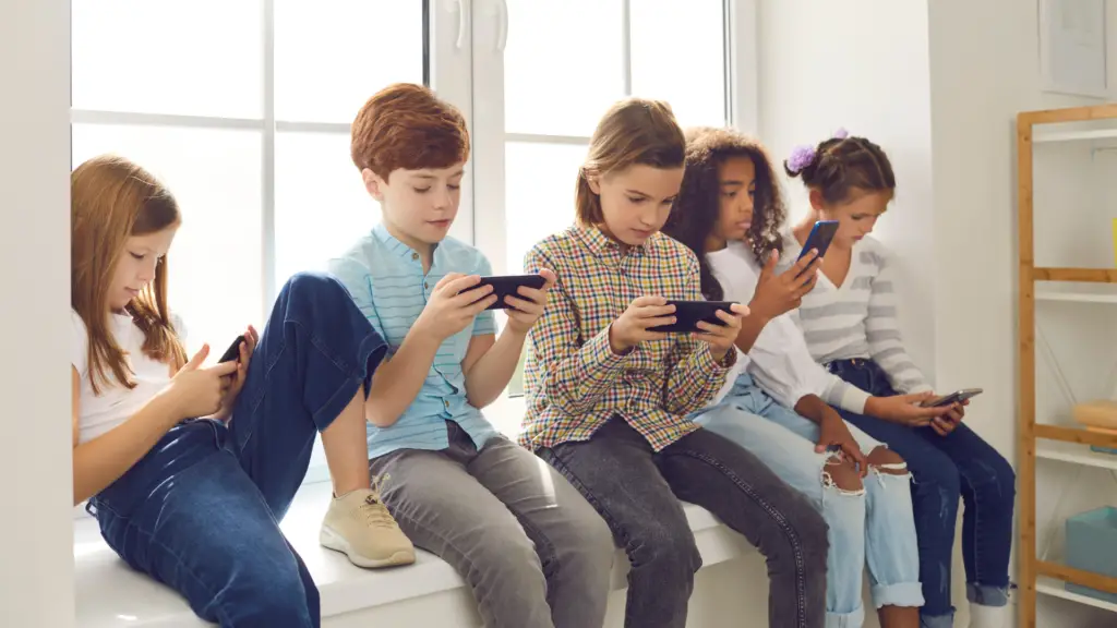 Crescimento alarmante dos transtornos de ansiedade em crianças e adolescentes 2 De acordo com especialistas, o impacto da tecnologia e, principalmente, o uso excessivo de celulares e dispositivos eletrônicos, é um dos principais fatores que contribuem para os transtornos de ansiedade em crianças e adolescentes.