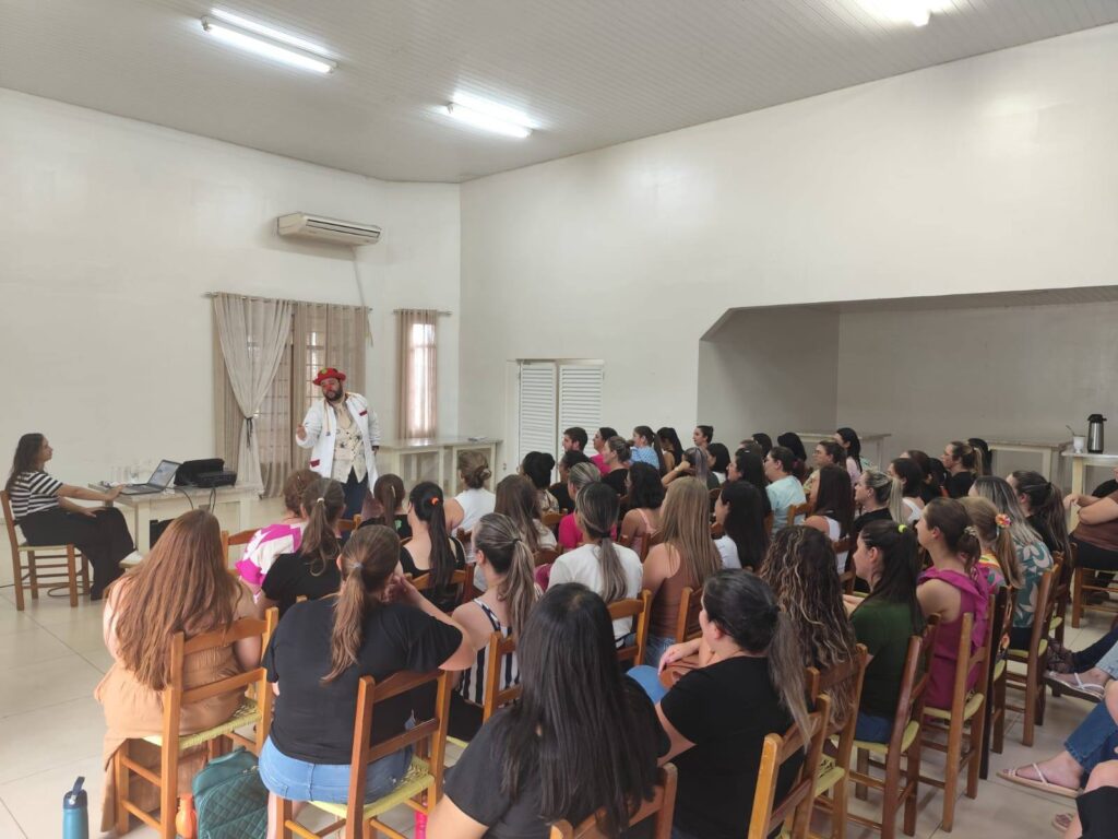 Secretaria promove Formação Continuada para docentes 2 Evento reuniu professores da rede municipal para palestra dinâmica e interativa com Gednilson Freitas Lima