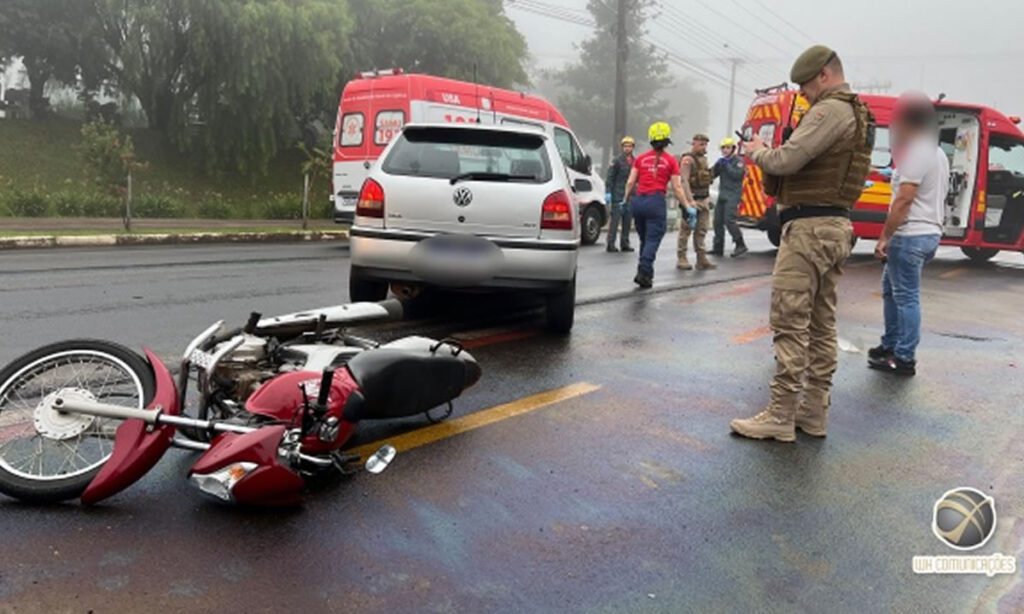 Motociclista cai após escorregar em óleo na pista e tem cabeça atingida por carro em São Miguel do Oeste 2 O motociclista sofreu ferimentos graves e foi levado ao hospital com suspeita de traumatismo craniano