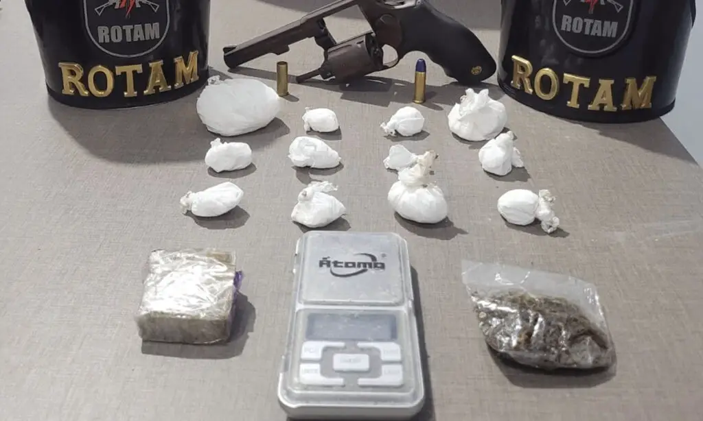 Suspeito morre em confronto com a polícia durante operação de combate ao tráfico 2 Em um dos alvos, o suspeito de 25 anos, reagiu a abordagem entrou em confronto com as equipes