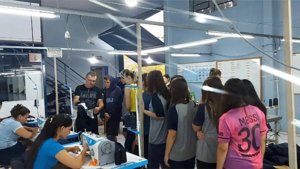 Projeto 'Entre Linhas e Agulhas' capacita jovens para o mercado de trabalho 2 Iniciativa qualifica jovens em corte, modelagem e costura, preparando-os para o setor têxtil