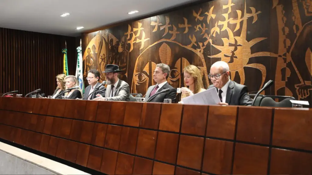 Assembleia Legislativa do Paraná debate liberdade de expressão e democracia 2 Assembleia Legislativa do Paraná promove audiência pública sobre liberdade de expressão, debatendo desafios, limites e o impacto das redes sociais na democracia. Saiba mais!