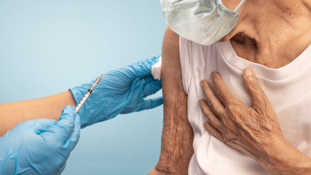 Nova vacina reduz riscos do vírus sincicial respiratório 2 Vacina contra o vírus sincicial respiratório (VSR) promete reduzir internações e complicações em bebês, idosos e grupos de risco. Saiba mais sobre a imunização