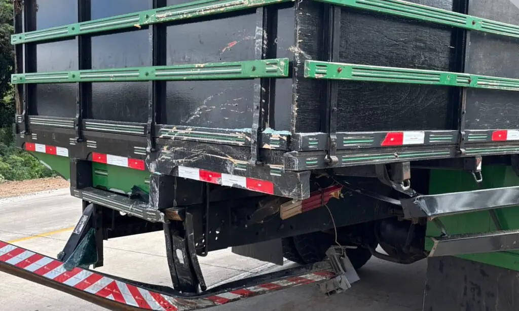 Motorista de van fica gravemente ferido em acidente na BR-163, em São José do Cedro 3 Acidente aconteceu na manhã desta quarta-feira. O motorista da van chegou a ficar preso às ferragens
