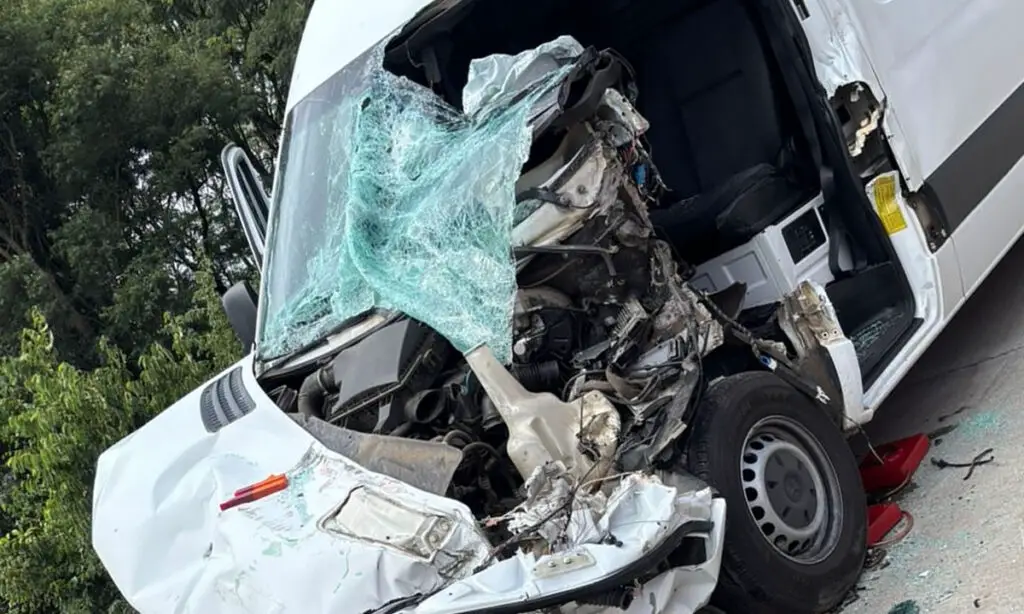 Motorista de van fica gravemente ferido em acidente na BR-163, em São José do Cedro 4 Acidente aconteceu na manhã desta quarta-feira. O motorista da van chegou a ficar preso às ferragens