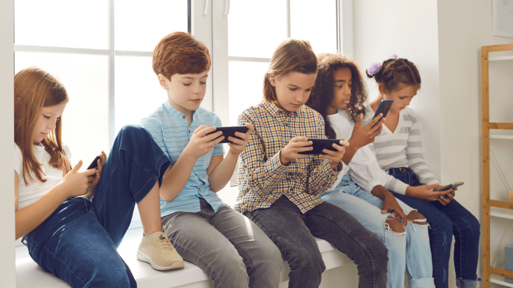 Publicadas diretrizes que detalham possibilidades e restrições de uso de celulares em sala de aula 2 Conselho Nacional de Educação definiu medidas com o objetivo de promover o uso pedagógico de celulares e outras tecnologias para potencializar o ensino e a aprendizagem.