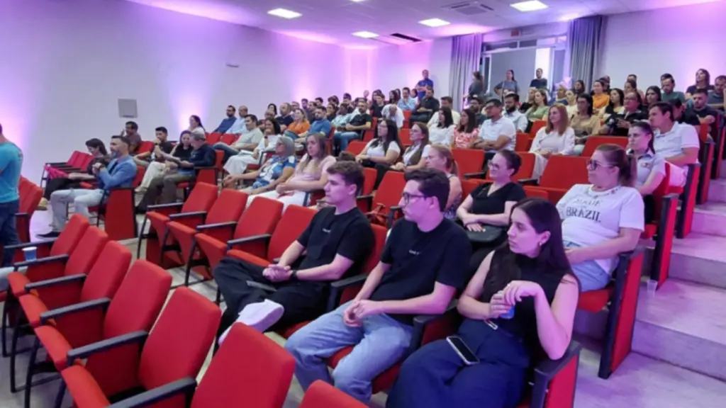 Mais de 120 pessoas participam da palestra pós NRF 2025 2 Palestra foi realizada pelo Sebrae PR e Fecomércio PR, em parceria com a Ascoagrin