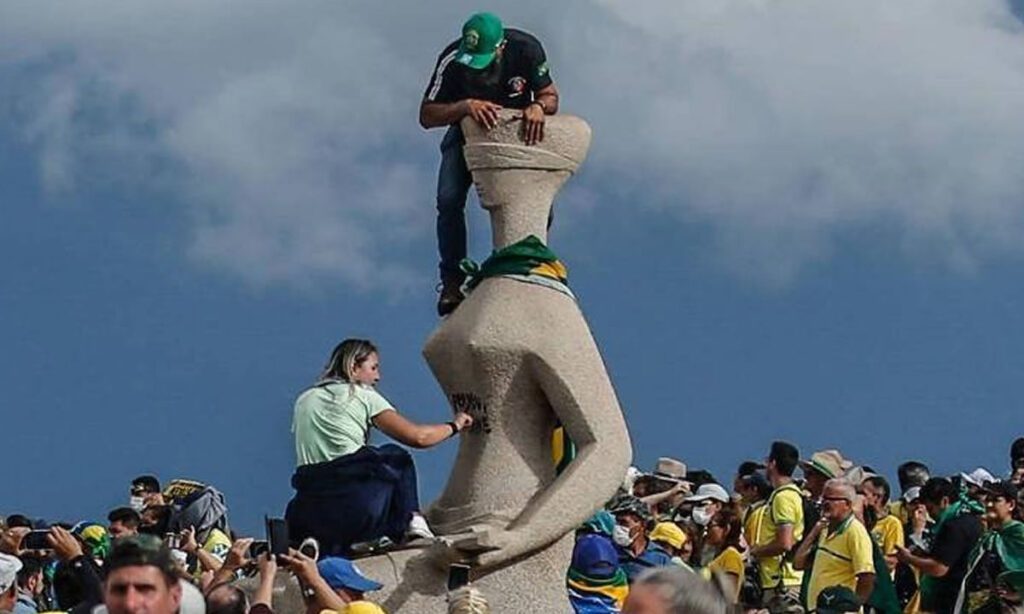 Mulher que pichou ‘Perdeu, mané’ em estátua é liberada da prisão após decisão de Moraes 2 Ministro Alexandre de Moraes autorizou prisão domiciliar para Débora Rodrigues, mas mulher terá de usar tornozeleira eletrônica