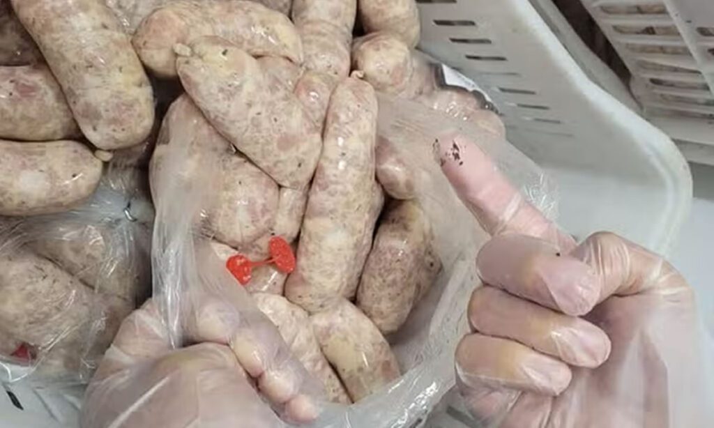 Carne estragada era “maquiada” com corante vermelho em estabelecimentos de SC 2 Em um dos estabelecimentos, corante vermelho era utilizado em carne estragada para “maquiá-las” e deixá-las com uma aparência de frescor
