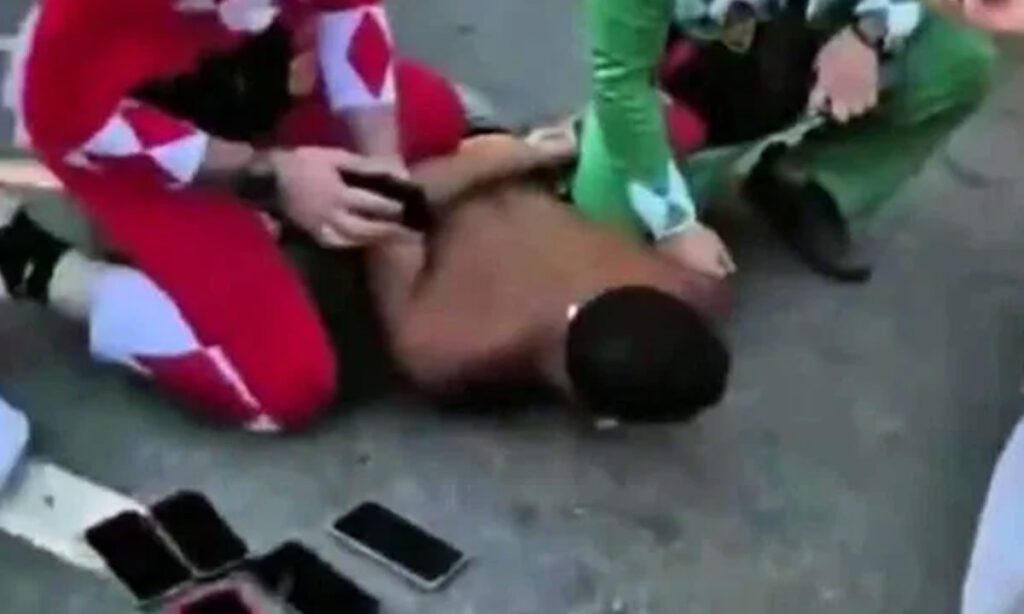 “Power Rangers” prendem homem que furtava celulares em bloco de Carnaval 2 Criminoso estava com sete aparelhos roubados quando foi detido; Policiais se fantasiaram de Power Rangers e prenderam o homem