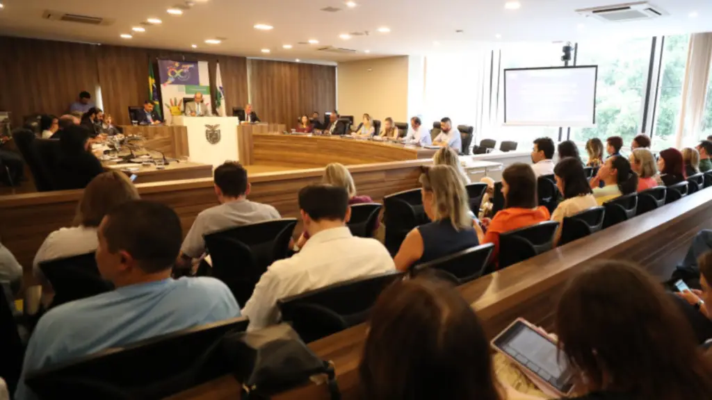 Código do Autismo em foco, Alep discute obstáculos para garantir direitos 2 Paraná dá passo inédito ao criar comissão especial para regulamentar o Código Estadual do Autista. Medida busca garantir na prática os direitos das pessoas com TEA. Entenda como será a atuação da nova frente e o impacto para as famílias paranaenses.