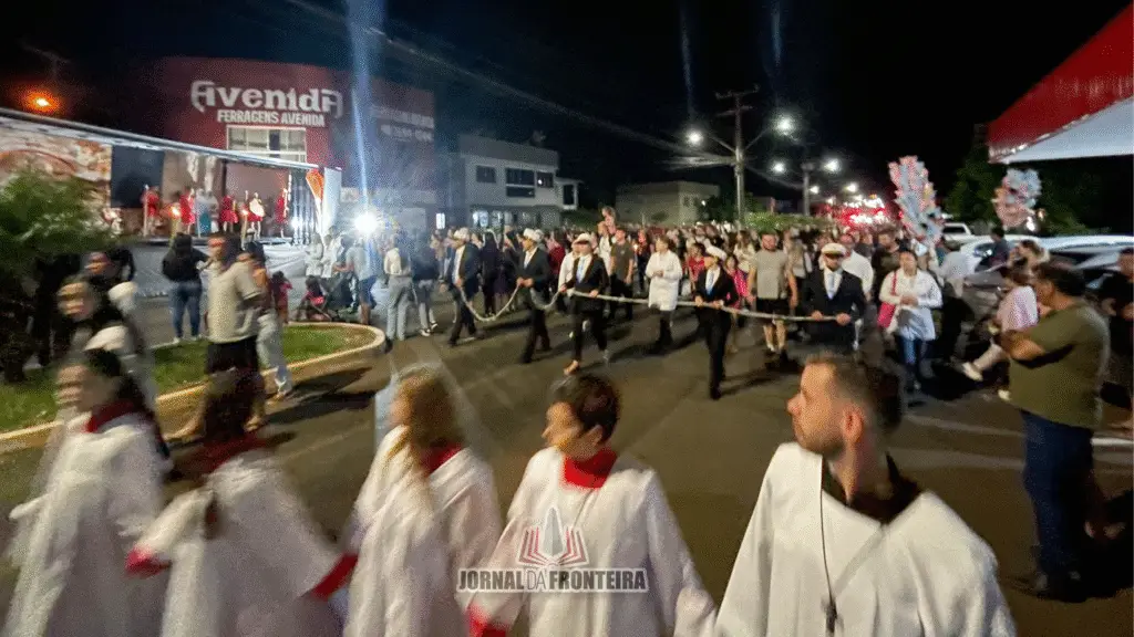 Mais de 5 mil pessoas participam da 46ª Via Sacra da Integração 16 crys 13 5