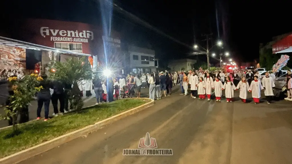 Mais de 5 mil pessoas participam da 46ª Via Sacra da Integração 17 crys 14 7