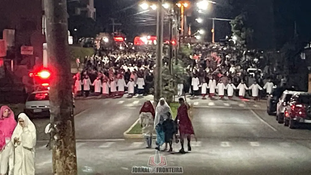 Mais de 5 mil pessoas participam da 46ª Via Sacra da Integração 19 crys 17 6