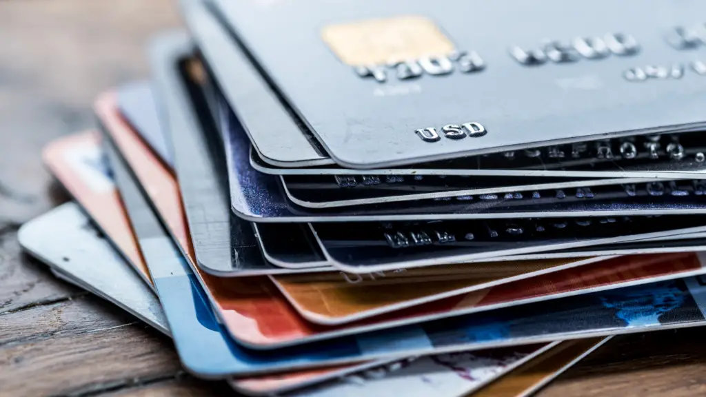 Juros do cartão de crédito disparam e chegam a 450% ao ano 2 Juros do cartão de crédito chegam a 450,6% ao ano e batem recorde em fevereiro. Entenda o impacto da nova lei que limita taxas e veja como proteger seu bolso.