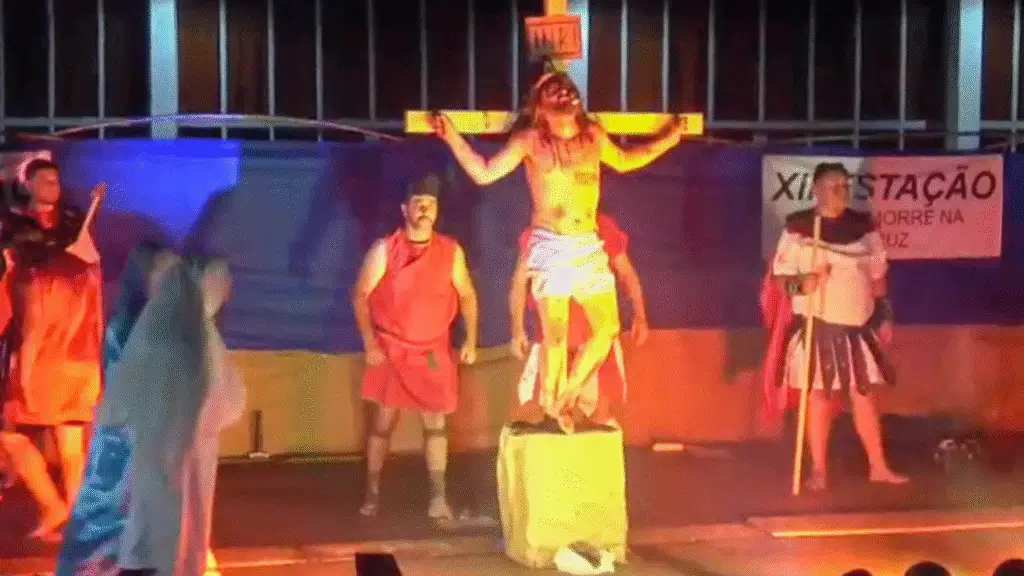 Mais de 5 mil pessoas participam da 46ª Via Sacra da Integração 8 crys 4 8