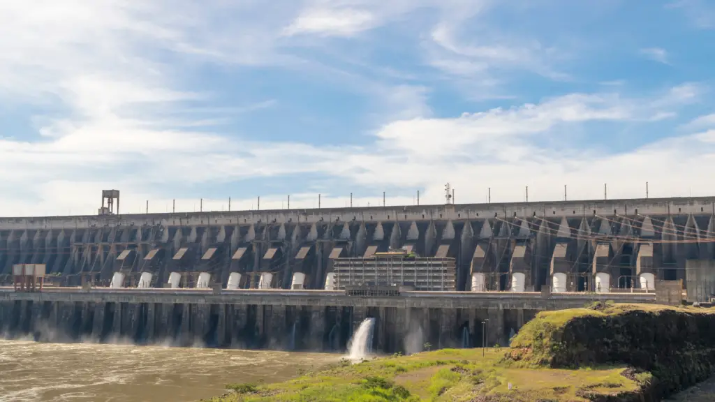 Itaipu fecha 2024 com superávit de US$ 680 milhões 2 A Itaipu Binacional, uma das maiores hidrelétricas do mundo, finalizou o ano de 2024 com um saldo financeiro altamente positivo, reafirmando seu papel como pilar energético e símbolo de administração responsável no cenário sul-americano.