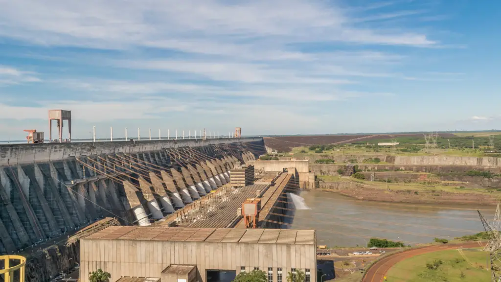 Itaipu fecha 2024 com superávit de US$ 680 milhões 3 A Itaipu Binacional, uma das maiores hidrelétricas do mundo, finalizou o ano de 2024 com um saldo financeiro altamente positivo, reafirmando seu papel como pilar energético e símbolo de administração responsável no cenário sul-americano.