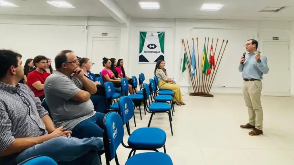 Parceria entre Unetri e Sicredi promove palestra para os acadêmicos de contábeis 3 crys 5 1
