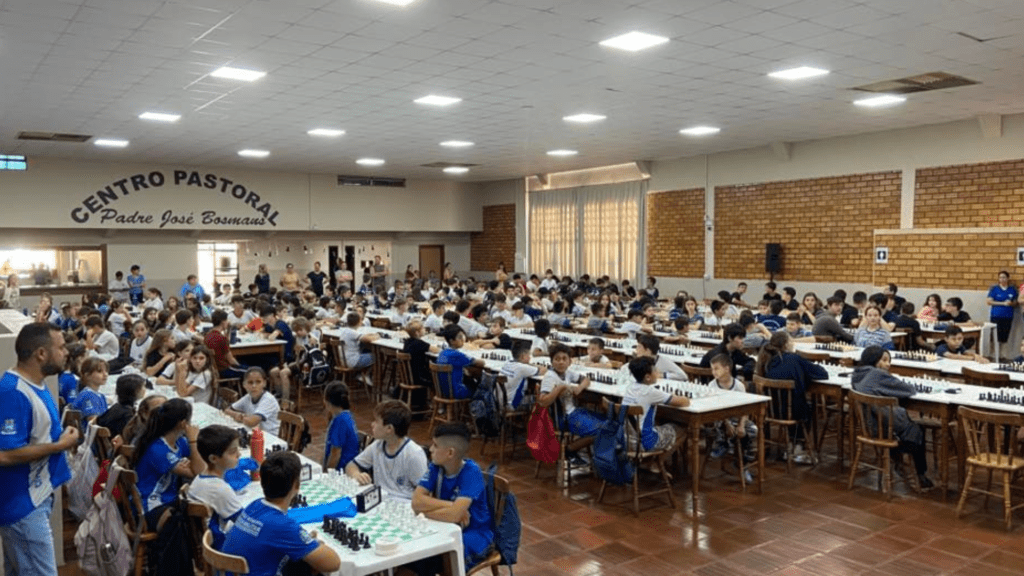 Pranchita sedia a maior etapa da história do Circuito Regional de Xadrez 2 A competição de xadrez reuniu impressionantes 330 atletas, com idades entre 8 e 18 anos, representando mais de 18 municípios