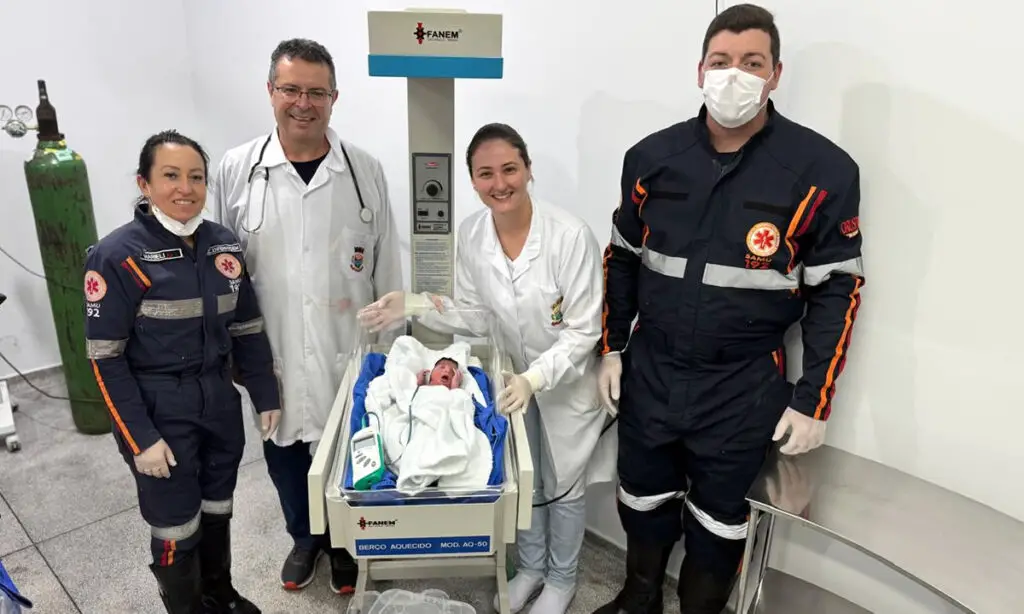 Gêmeos nascem em ambulância do SAMU durante transferência hospitalar em Pinhal de São Bento 2 Durante a transferência hospitalar, uma gestante entrou em trabalho de parto e deu à luz gêmeos dentro da ambulância