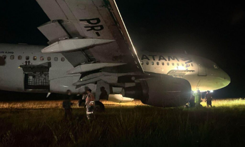 Avião da Latam ultrapassa pista de aeroporto e para no gramado em Chapecó 3 Aeronave percorreu extensão da pista e parou em um gramado utilizado como área de escape. O avião havia partido do Aeroporto Internacional de Guarulhos