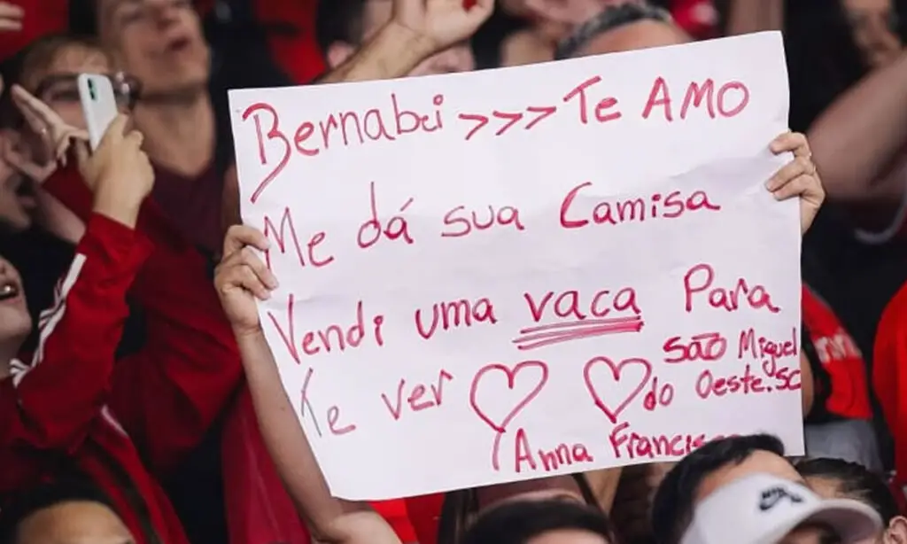 Torcedora do Inter vende vaca para ver jogo e ganha camiseta de jogador Bernabei 2 Jogador Bernabei postou a foto de Anna nas redes sociais e convidou a torcedora para visitá-lo no Centro de Treinamentos e receber a camiseta