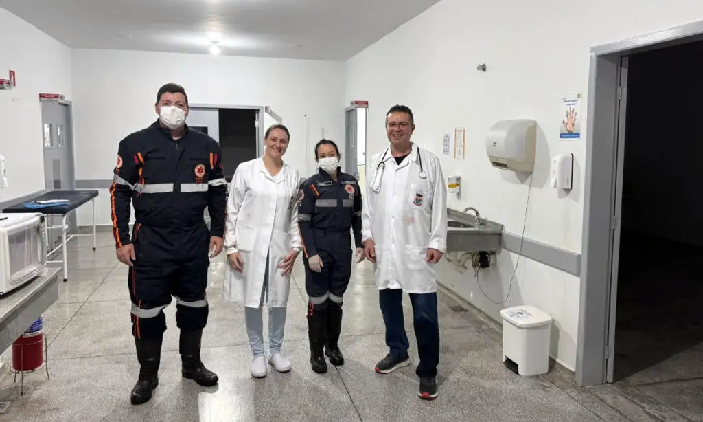 Gêmeos nascem em ambulância do SAMU durante transferência hospitalar em Pinhal de São Bento 3 Durante a transferência hospitalar, uma gestante entrou em trabalho de parto e deu à luz gêmeos dentro da ambulância