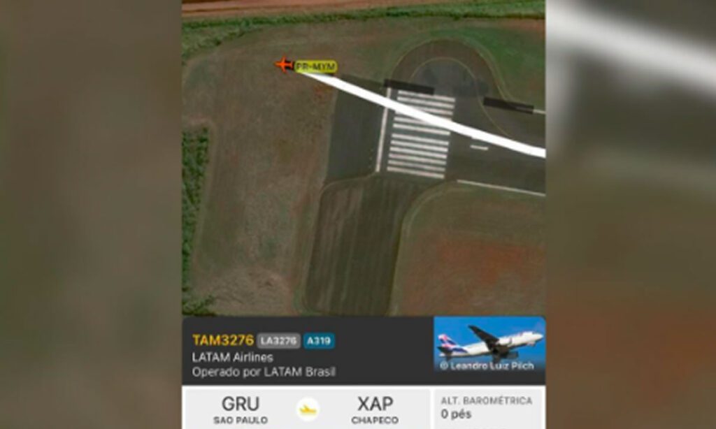 Avião da Latam ultrapassa pista de aeroporto e para no gramado em Chapecó 2 Aeronave percorreu extensão da pista e parou em um gramado utilizado como área de escape. O avião havia partido do Aeroporto Internacional de Guarulhos