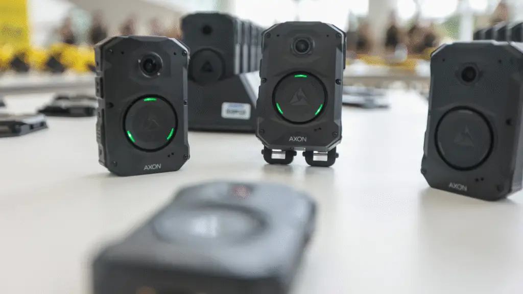 Novas câmeras com IA chegam ao Paraná para otimizar o trabalho policial 2 O Paraná recebe as câmeras Axon Body 4 para testes na Polícia Militar, com tecnologia de IA, GPS e transmissão ao vivo, visando otimizar o trabalho dos policiais.