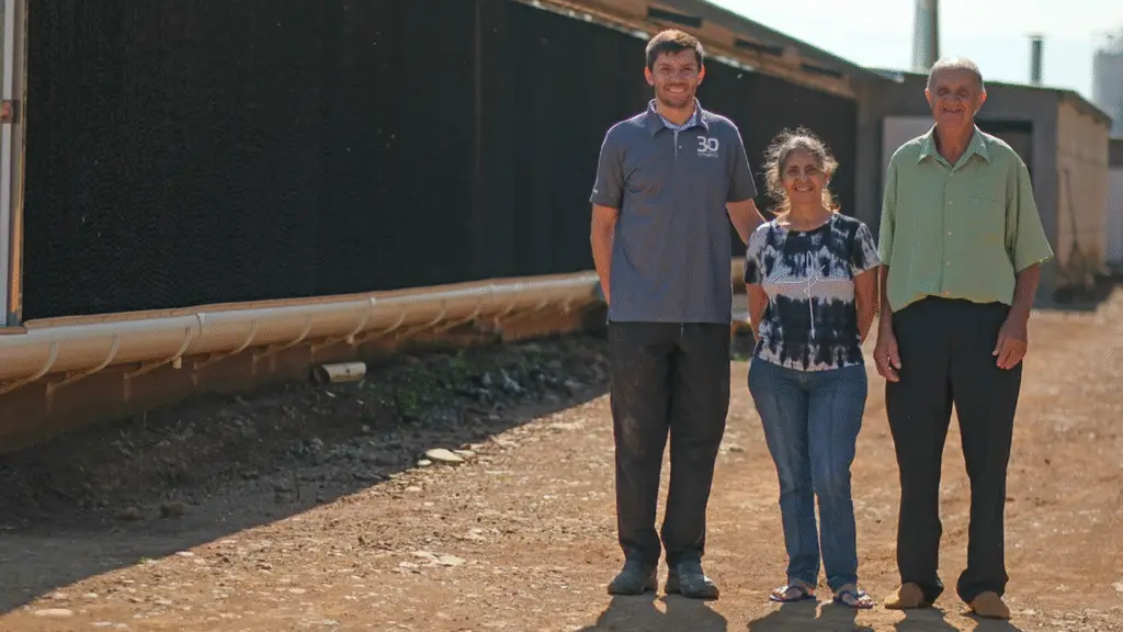 Família investe no campo e assegura sucessão com apoio da Sicredi Fronteiras 2 Quinto vídeo da série de 35 anos da Cooperativa Sicredi Fronteiras mostra como o investimento rural manteve o filho na propriedade e fortaleceu as raízes familiares em Barracão/PR