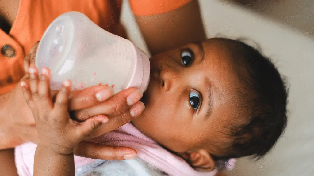 Projeto no Paraná prevê folga remunerada a servidoras que doarem leite materno 3 crys 7 10