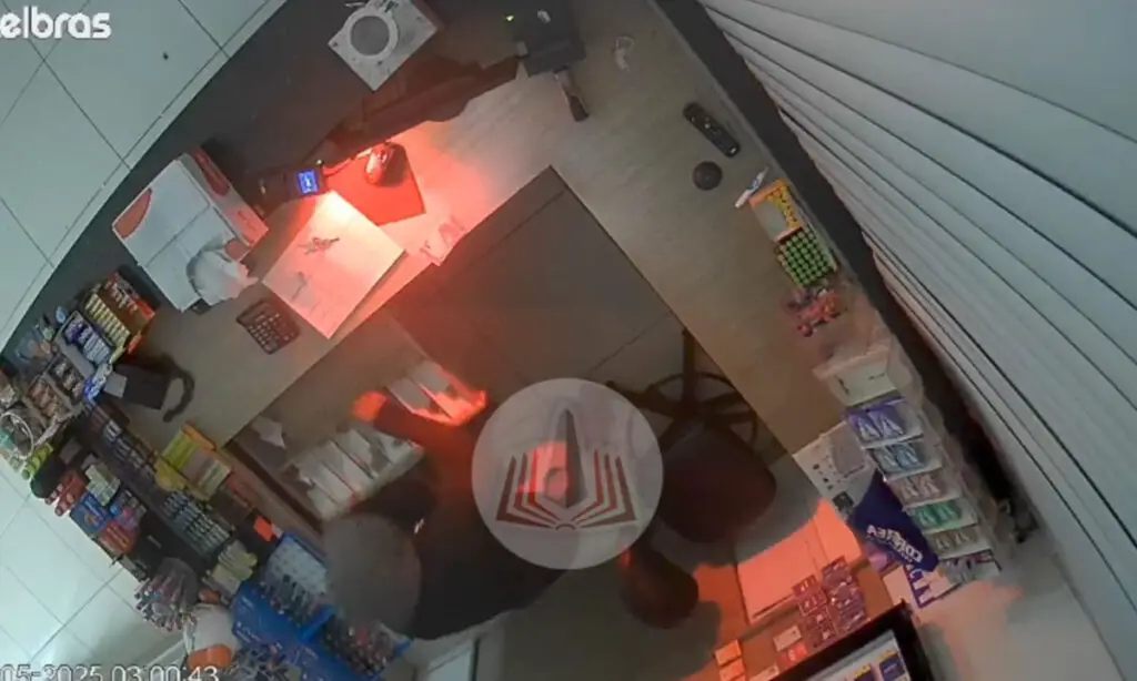 Bandidos arrombam e furtam produtos de conveniência no centro de Barracão 2 Alvo dos bandidos foi uma conveniência da Avenida Brasília. O arrombamento e furto foi registrado na madrugada de domingo