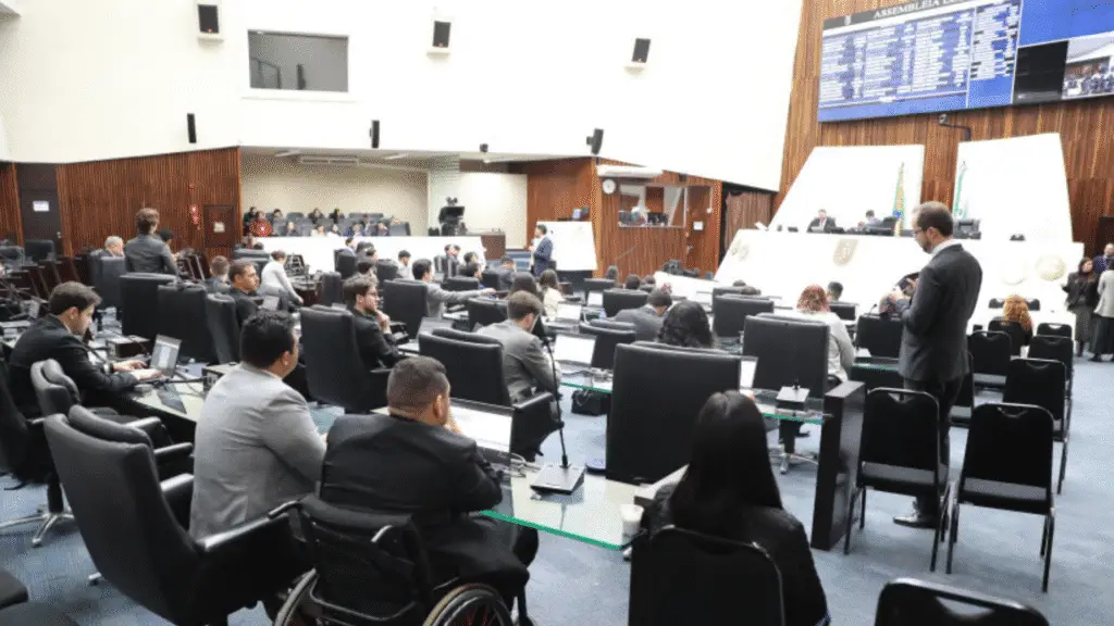 Parlamento Universitário do Paraná aprova 40 projetos na última sessão 2 Parlamento Universitário encerra sessão com 40 projetos aprovados, incluindo prevenção ao abuso infantil, segurança no transporte e inclusão social