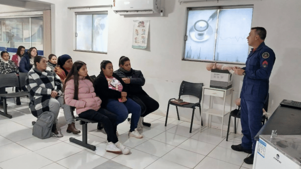 Gestantes participam de palestra sobre primeiros socorros em Barracão 2 Encontro promovido pela Secretaria de Saúde abordou técnicas para agir em casos de engasgo em bebês, com apoio do Samu e Corpo de Bombeiros
