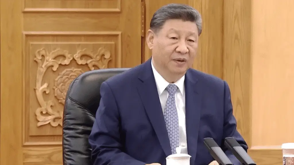 EUA flexibiliza exportações para a China e indica trégua comercial 3 EUA flexibilizam exportações para a China e firmam novo pacto com a União Europeia. Negociações buscam estender trégua tarifária e reduzir tensões globais