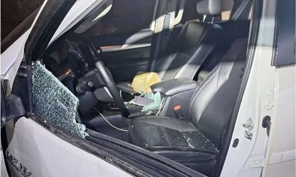 Ladrão invade garagem e furta mochila com notebook em Dionísio Cerqueira 2 Segundo as informações, na mochila levada pelo ladrão havia além do notebook, talões de cheque e um cartão de crédito