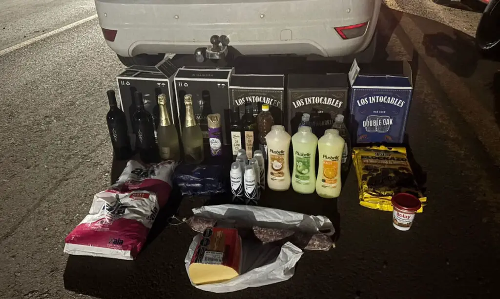Polícia Militar apreende contrabando de agrotóxico em Guaraciaba 2 Segundo a polícia a apreensão ultrapassa os R$ 120 mil em mercadorias no comércio nacional. Os autores responderão pelos crimes de contrabando e descaminho, entre outros