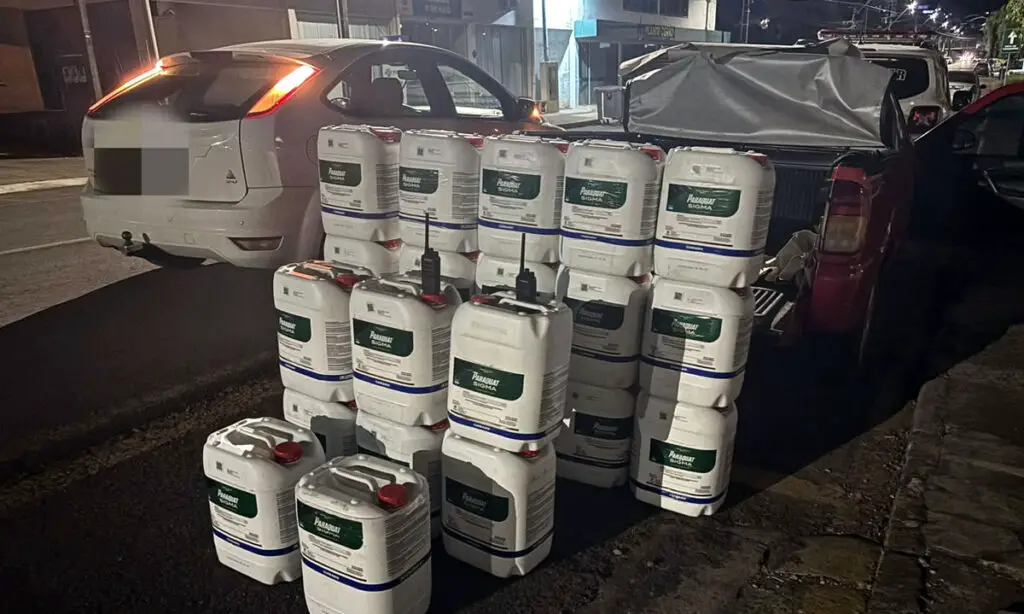 Polícia Militar apreende contrabando de agrotóxico em Guaraciaba 3 Segundo a polícia a apreensão ultrapassa os R$ 120 mil em mercadorias no comércio nacional. Os autores responderão pelos crimes de contrabando e descaminho, entre outros