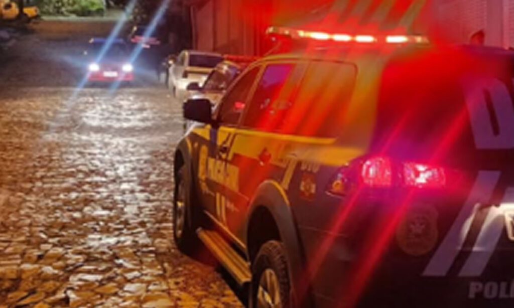 Irmãos são presos após agredir e ameaçar idoso durante roubo em São Miguel do Oeste 3 Os irmãos — um homem e uma mulher – foram presos preventivamente pela Polícia Civil