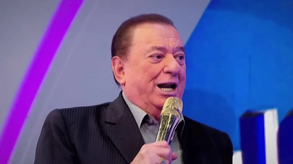 Aos 87 anos, Raul Gil é hospitalizado em São Paulo após sentir fortes dores abdominais 4 Internado desde terça (3) em São Paulo, o apresentador foi diagnosticado com diverticulite e desidratação, mas segue em estado estável.