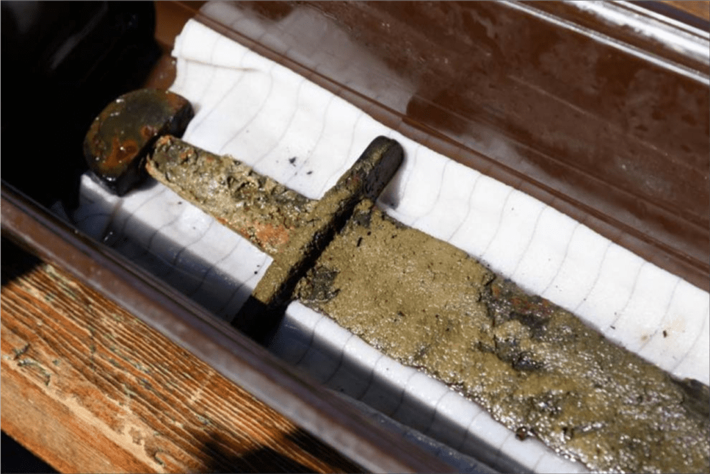 A espada com mais de 1000 anos resgatada nas profundezas do oceano 2 espada milenar