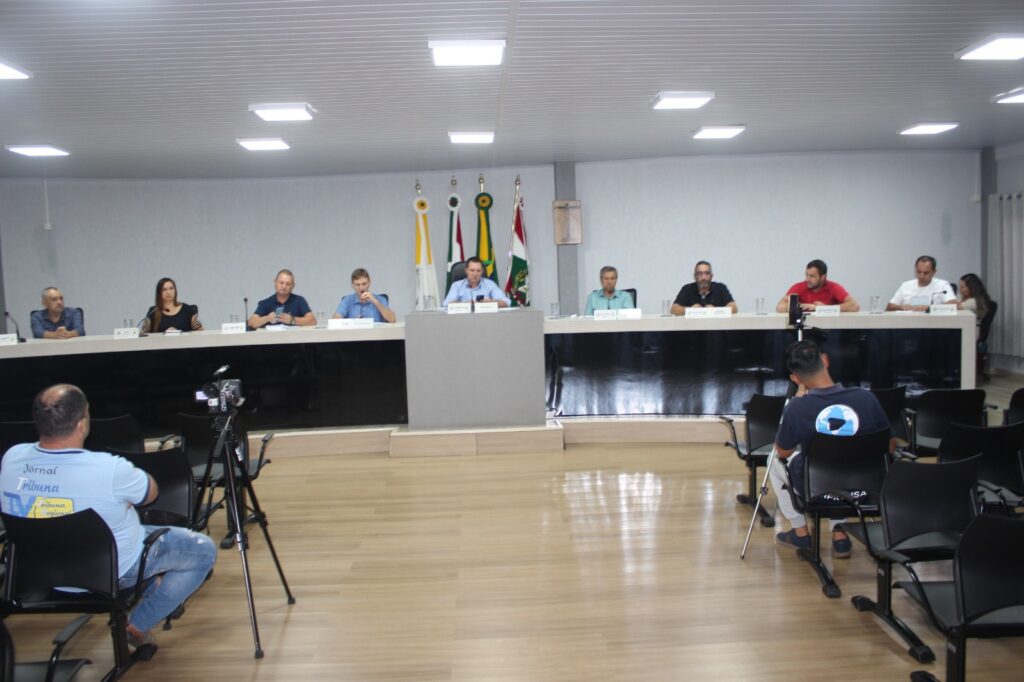 Presidente do Legislativo cerqueirense faz balanço dos trabalhos legislativos 2 Mesa diretora com todos os Vereadores do município sentados atrás