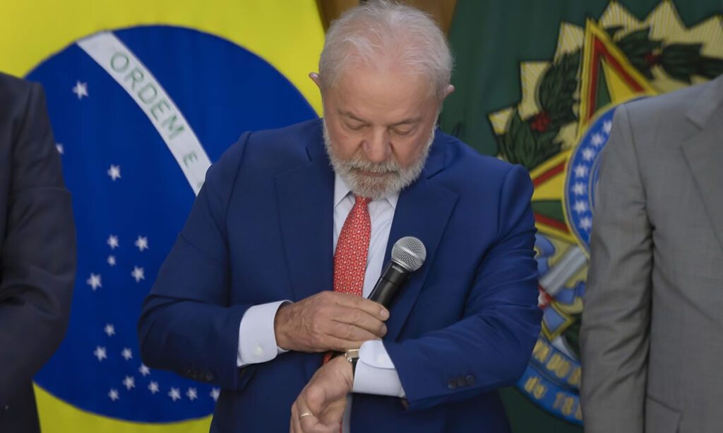 Decisão do TCU considera que presentes recebidos por presidentes não são públicos 2 Decisão do TCU, permite que o presidente Lula fique com relógio recebido em 2005, do então presidente francês, Jacques Chirac