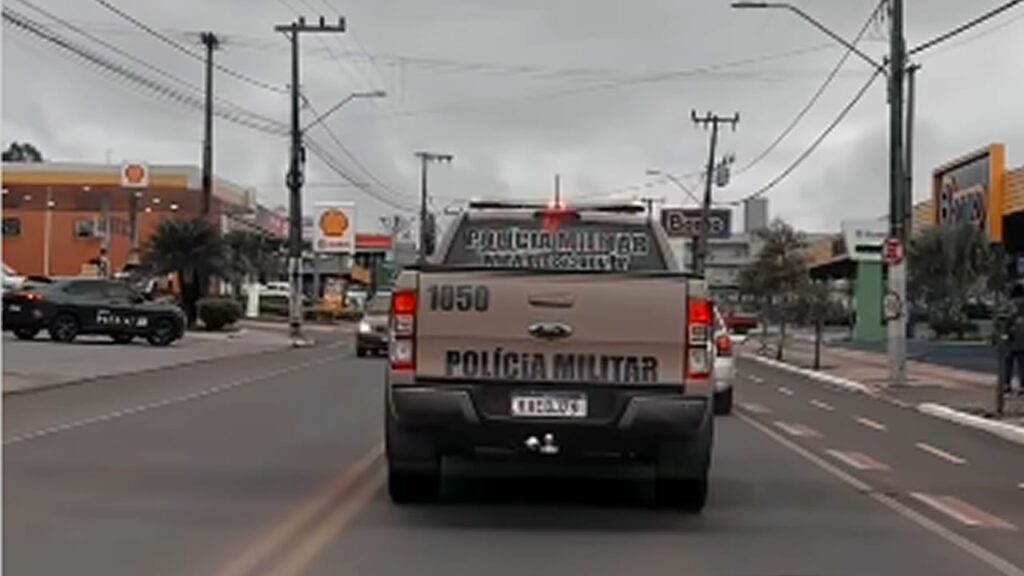 Mulher monitorada por tornozeleira é presa por tráfico de drogas em São Miguel do Oeste 2 Mulher foi presa durante uma ação policial no Bairro Villa Nova II. Um homem também foi preso por envolvimento com o tráfico de drogas