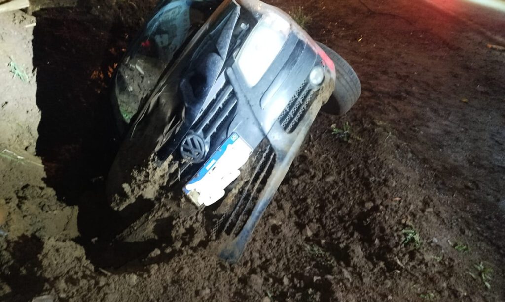 Condutor embriagado é preso após atropelar 3 pessoas 2 As vítimas foram atendidas pelo Samu e Corpo de Bombeiros; o condutor embriagado foi levado para a delegacia