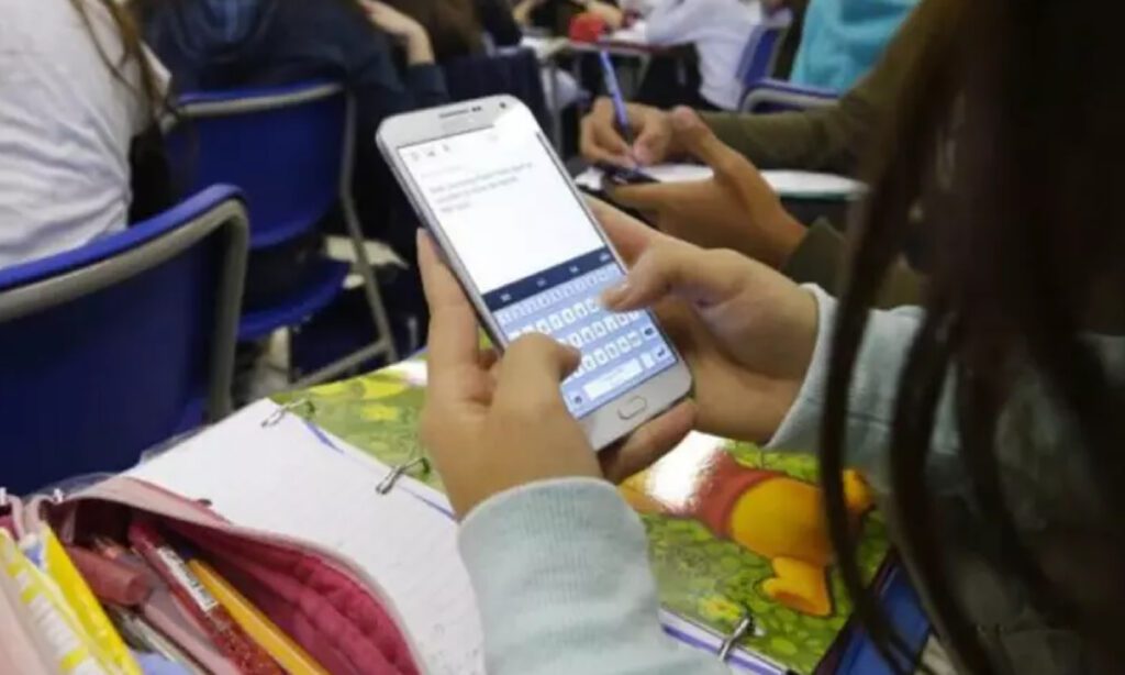 MEC prepara projeto de lei que proíbe uso do celular em sala de aula 2 Segundo a pasta, projeto de lei busca garantir maior segurança jurídica aos estados que já possuem leis que proíbem o uso do celular em sala de aula