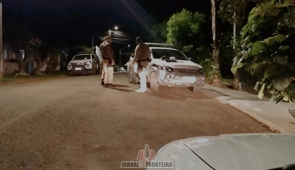 PM estoura ponto de venda de drogas e prende homem por tráfico no Bairro Peperiguaçu 3 Ação da PM de Dionísio Cerqueira ocorreu na noite deste sábado. Além do homem preso, dois usuários também foram detidos