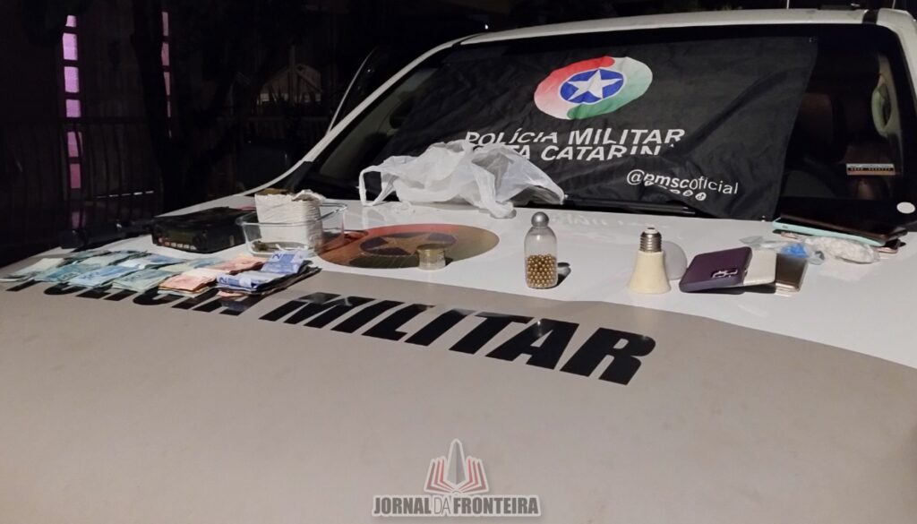 PM estoura ponto de venda de drogas e prende homem por tráfico no Bairro Peperiguaçu 2 Ação da PM de Dionísio Cerqueira ocorreu na noite deste sábado. Além do homem preso, dois usuários também foram detidos