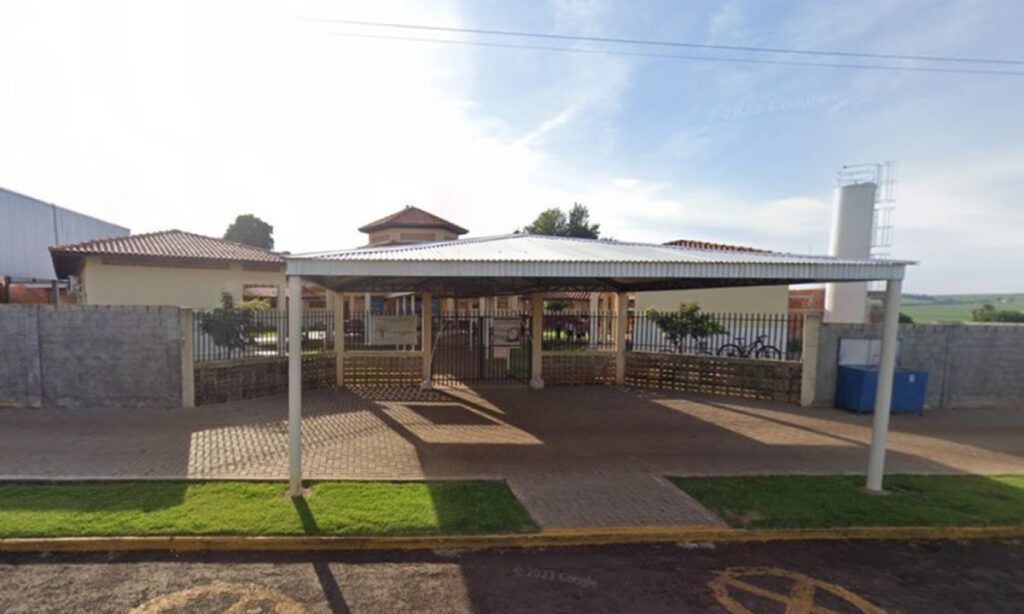 Criança de 2 anos é esquecida em ônibus escolar e fica a tarde toda trancada 2 O motorista explicou que a criança havia ficado presa no veículo, que estava estacionado em frente à sua residência durante todo o período da tarde